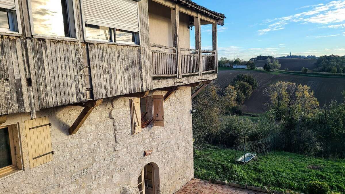 Ensemble immobilier isolé avec vue imprenable sur la campagne, sur près de 3 hectares - photo 2