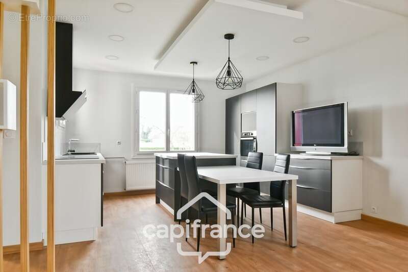 Maison à vendre entièrement rénovée, 6 pièces SAINT JEAN D'ANGELY (17), proche commerces avec jardin et garage - photo 2