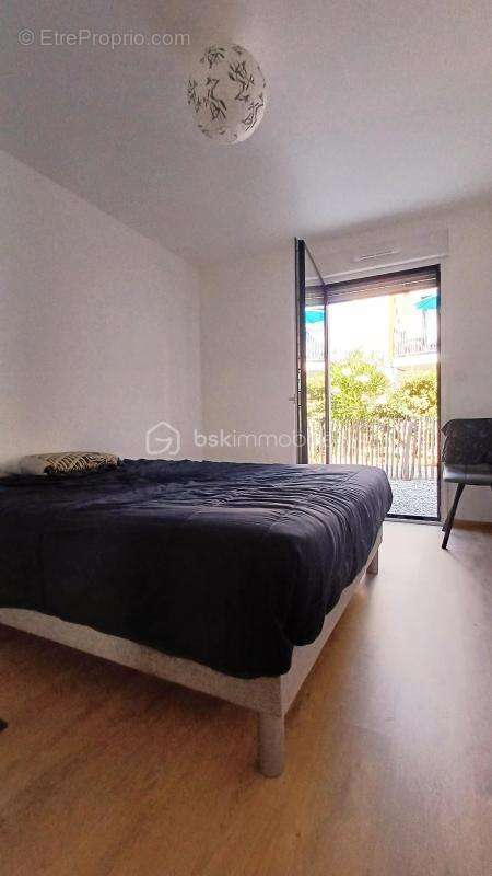 A Vendre - Bel appartement récent 3 pièces en rez-de-chaussée avec un vaste extérieur au calme- parking et cave - photo 4