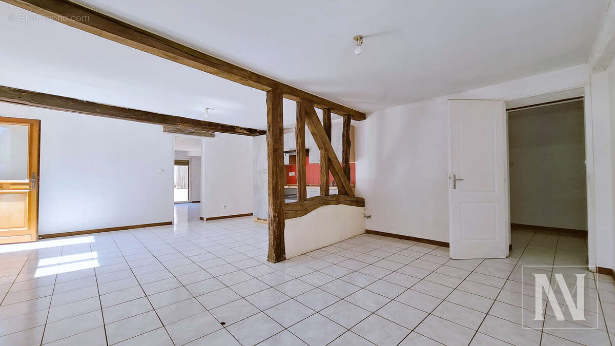 Maison familiale aux beaux volumes avec fort potentiel d'aménagement - photo 3