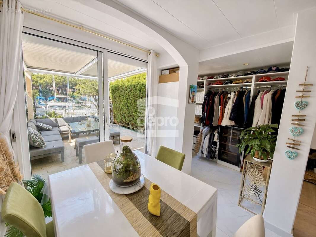 Réf : 2296 - Vente Jolie Marina 3 Pièces rénovée avec parking et son ponton ! - photo 9