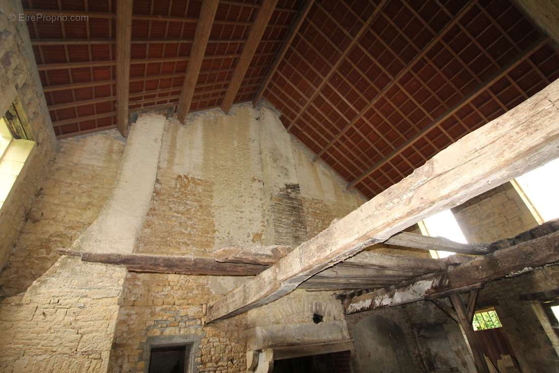 58, Exclusivité Agence - Bâtiment de 1773 belles pierres de pays à réhabité en habitation. - photo 4