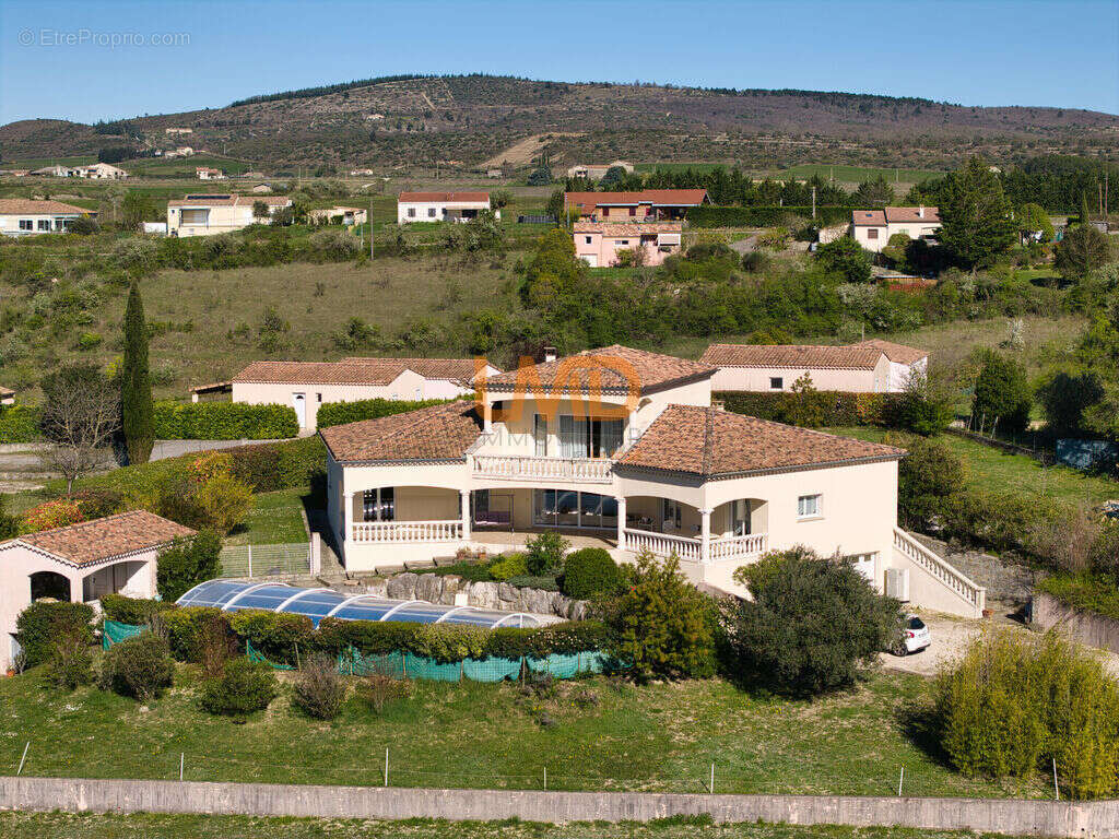 Domaine avec gîtes + villa de standing + 7 000 m² constructibles - photo 2