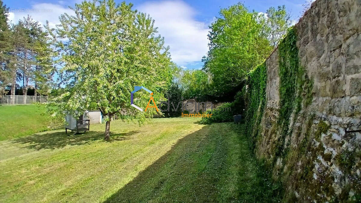 Terrain à CHARENTON-DU-CHER