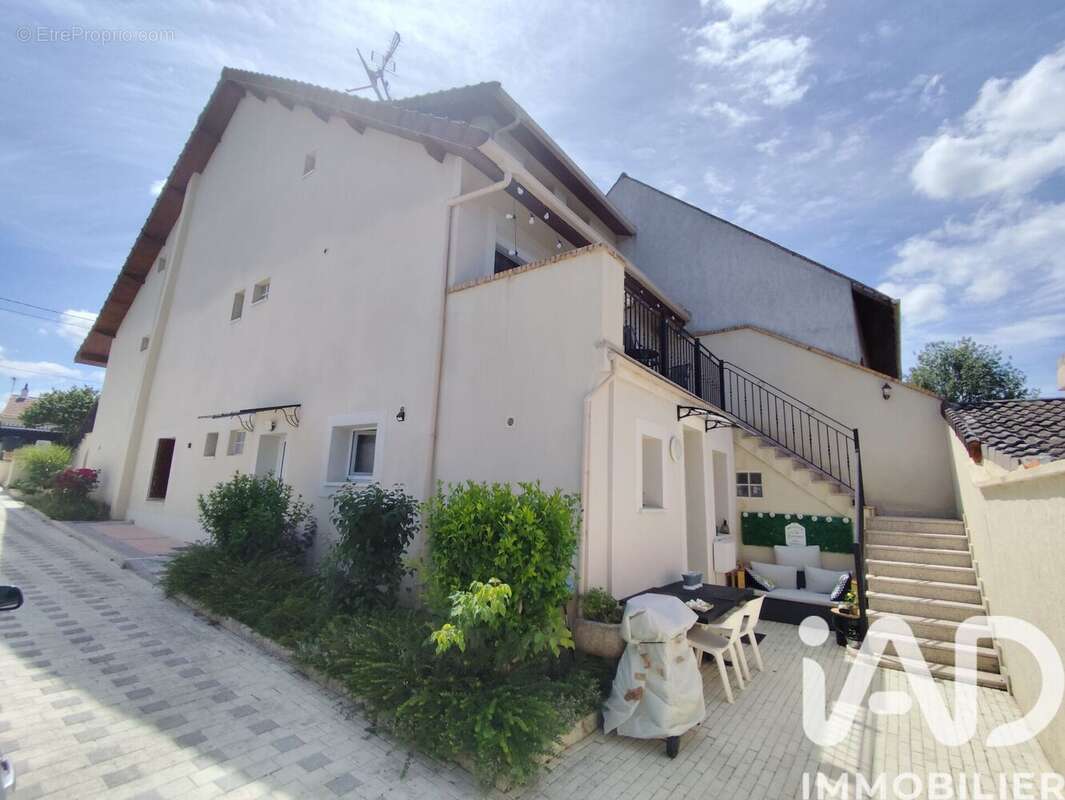 Appartement 216 m² à La Ville-Du-Bois  - photo 2