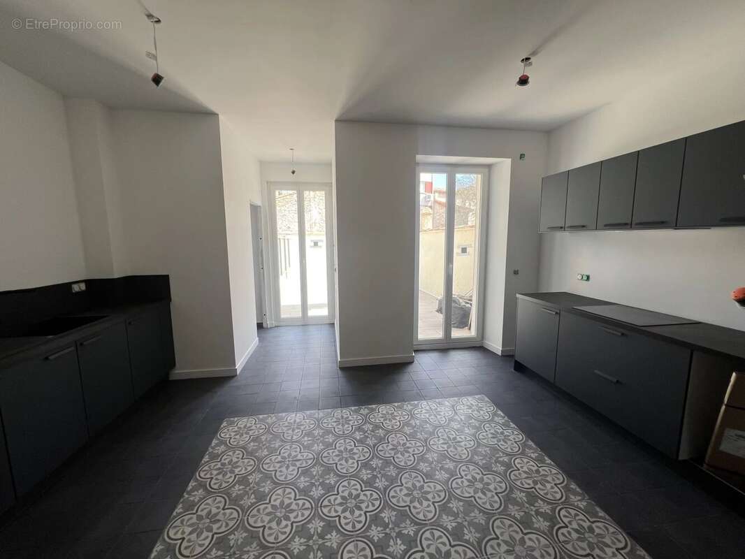 à gauche avant la terrasse, réserve cuisine - Appartement à NIMES