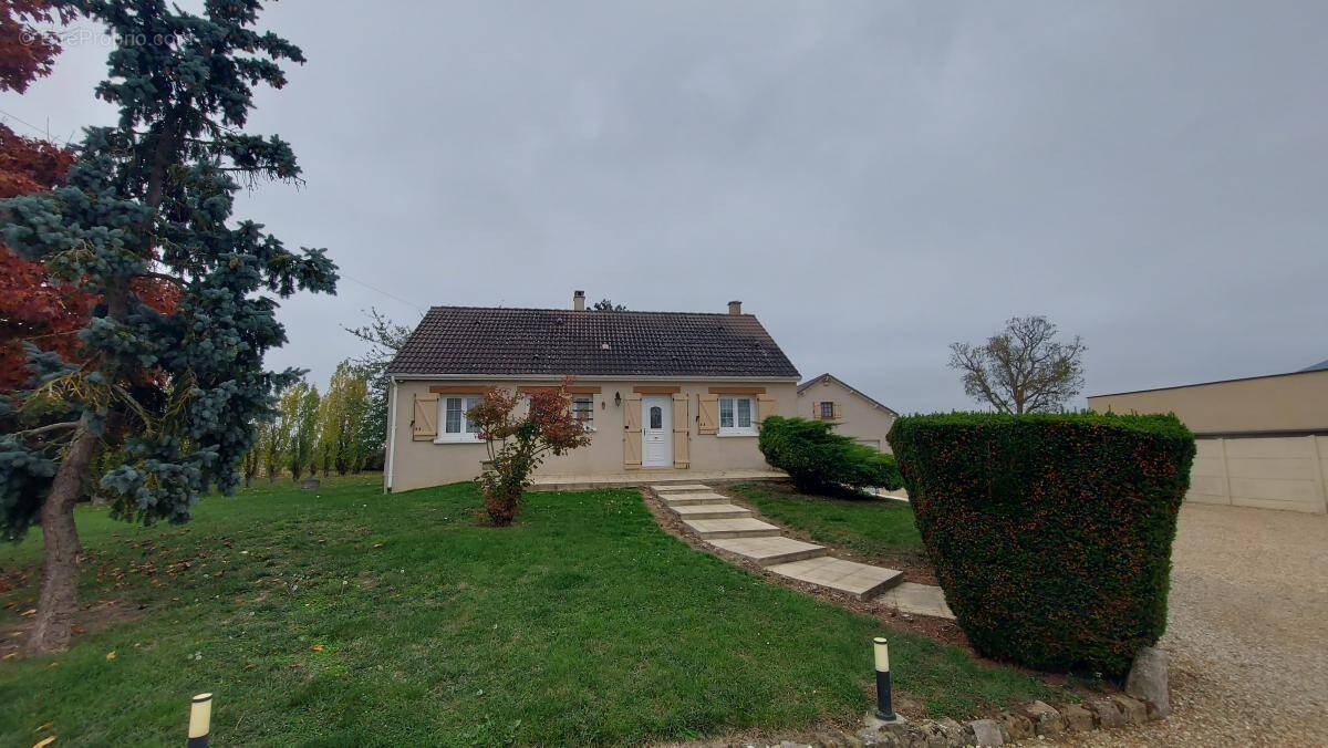 Maison à MARVILLE-MOUTIERS-BRULE