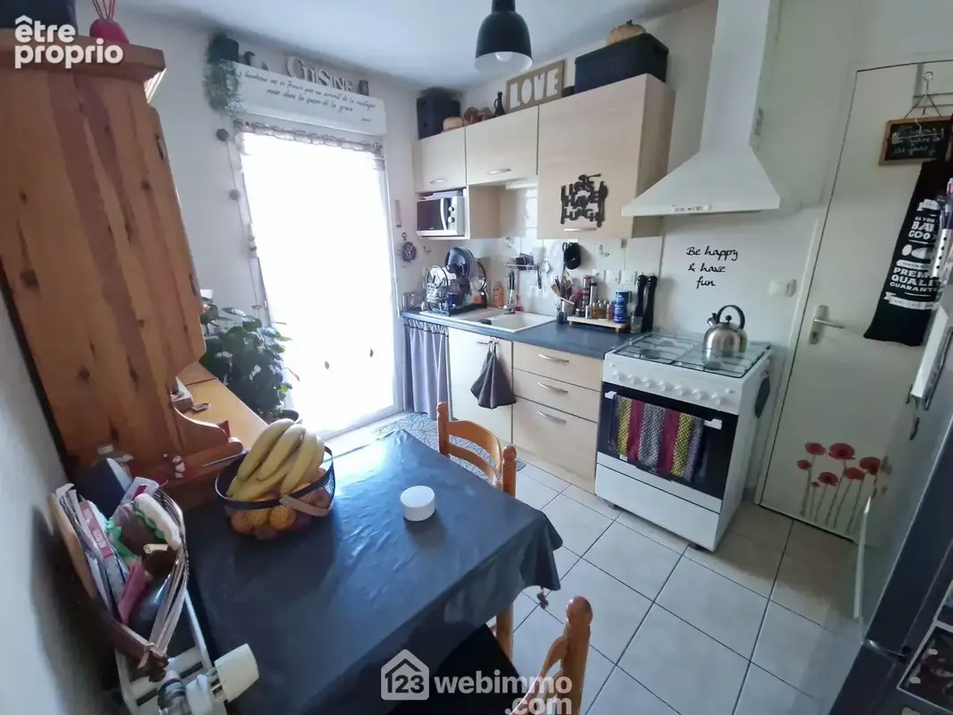 Cuisine partiellement aménagée, accès extérieur, côté impasse.