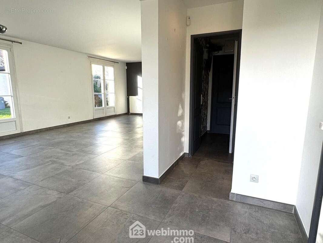 Voici l&#039;entrée ouverte... - Maison à BONDOUFLE