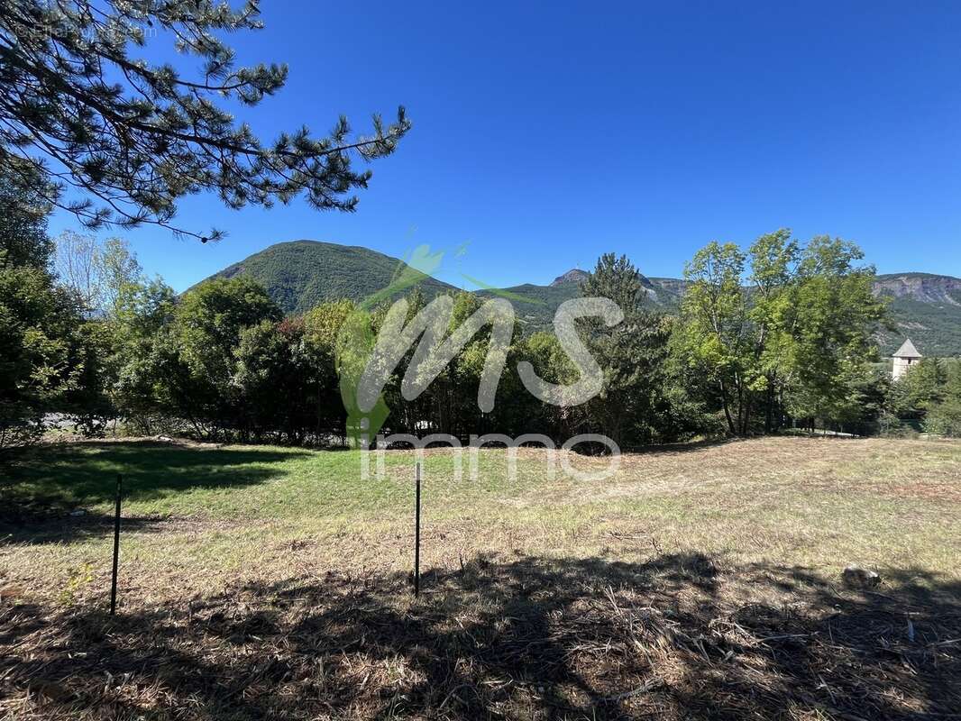 Terrain à SAINT-ETIENNE-LE-LAUS