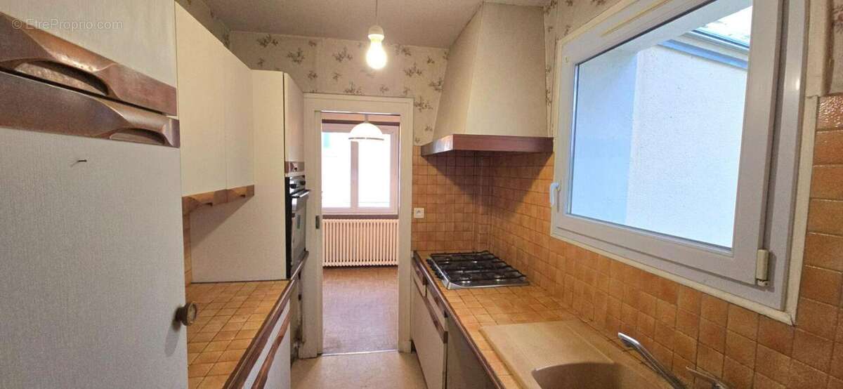 Maison de ville, de type 5, sous-sol, garage et jardin clos de 317 m² - photo 7