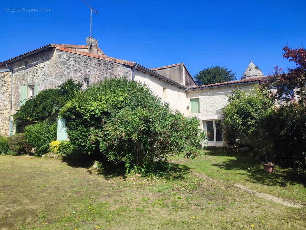 Maison à NIEUL-LE-VIROUIL