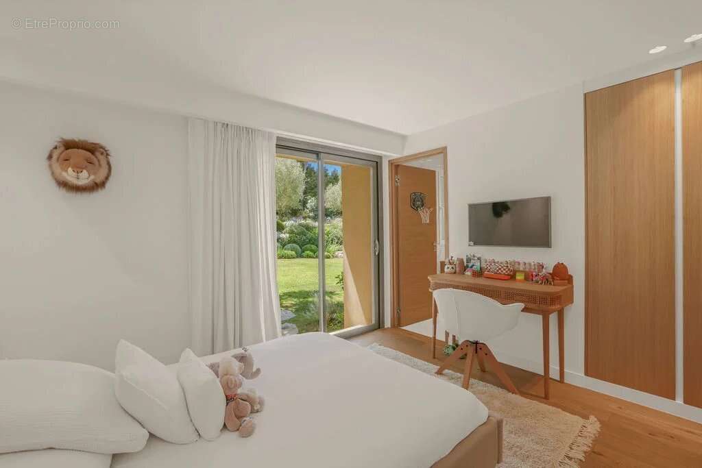 Le Cannet - Quartier résidentiel - Elégante villa de plain-pied avec jardin luxuriant , piscine. Calme absolu - photo 22