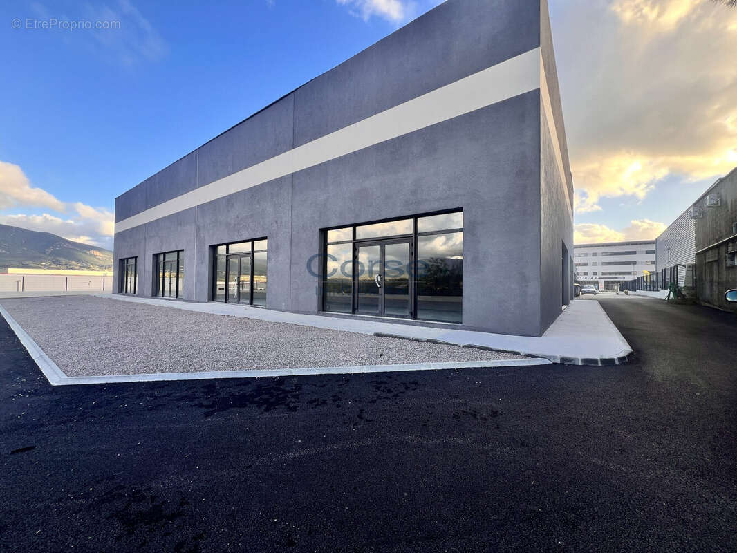 Commerce à SARROLA-CARCOPINO