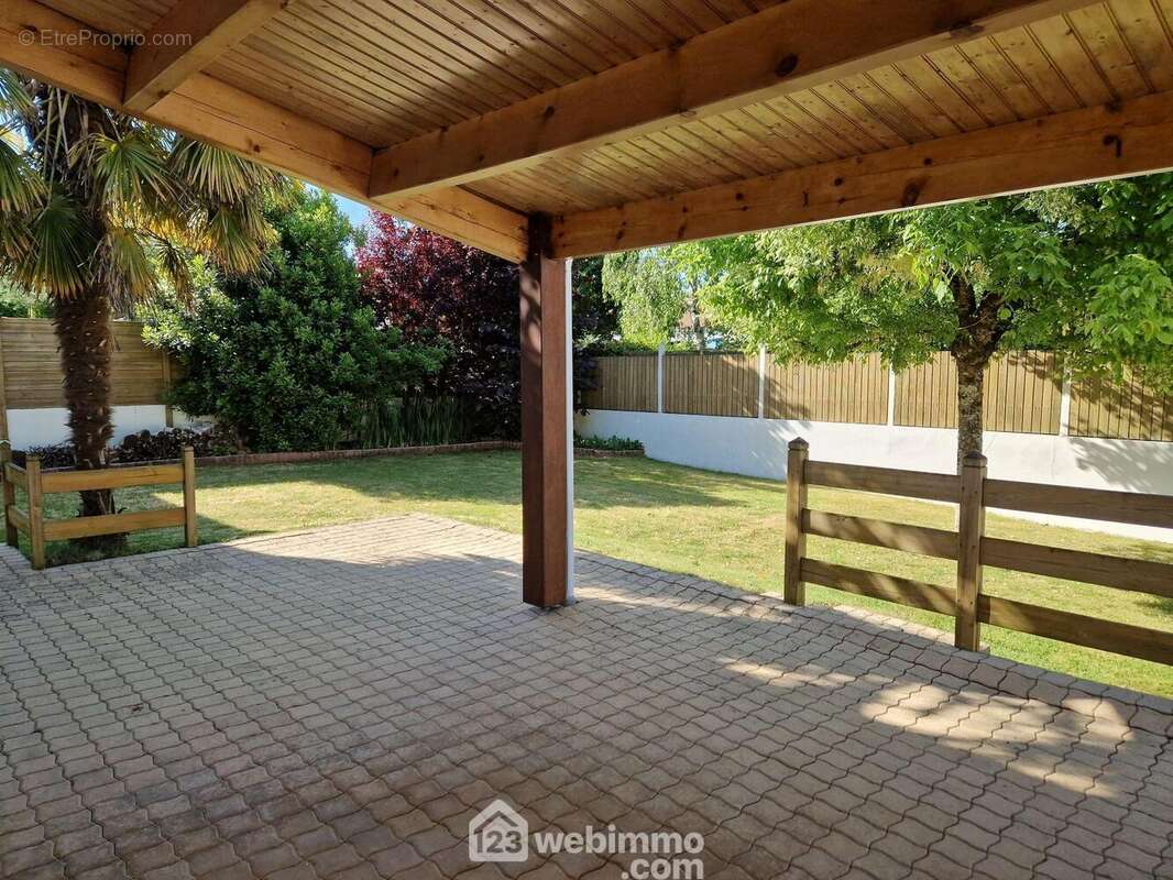 Terrasse en partie abritée. - Maison à LA ROCHE-SUR-YON
