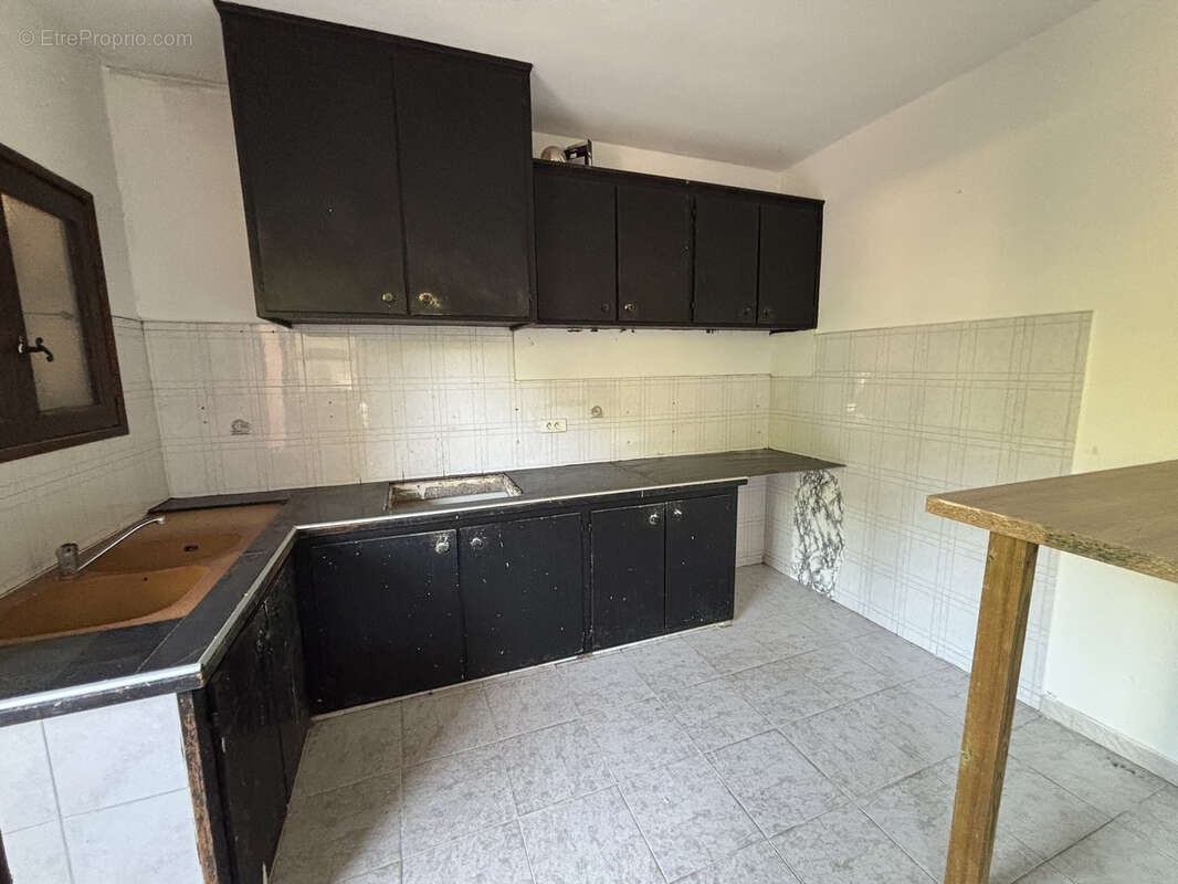 Villa avec plusieurs appartements située dans un quartier calme de Porto Vecchio. - photo 21
