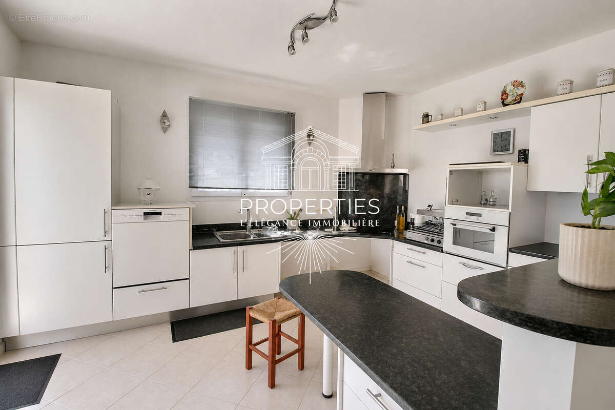 Bormes - maison de plain-pied - 146 m² - 5 pieces - normes pmr - garage - photo 4