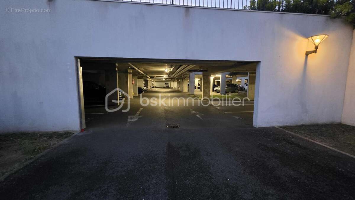 Parking à SAINT-PIERRE-DU-PERRAY