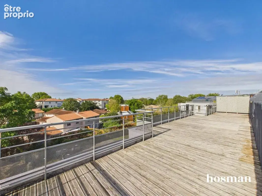 Dernier étage 4 pièces 91 m² avec terrasse panoramique de 100 m² et parking - Rue Yves Montand à Bègles - photo 2