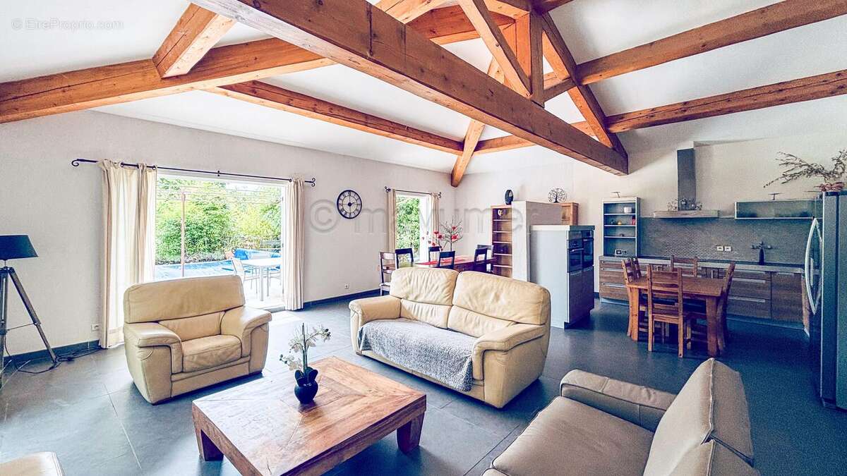 Maison individuelle T5 de 155m² - plain pied - piscine - 83640 Saint Zacharie n°3 - Maison à SAINT-ZACHARIE