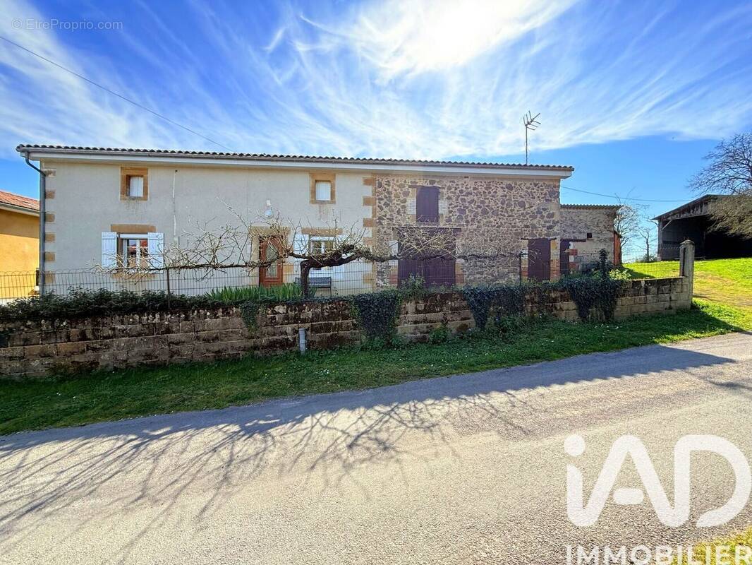 Photo 1 - Maison à AVAILLES-LIMOUZINE