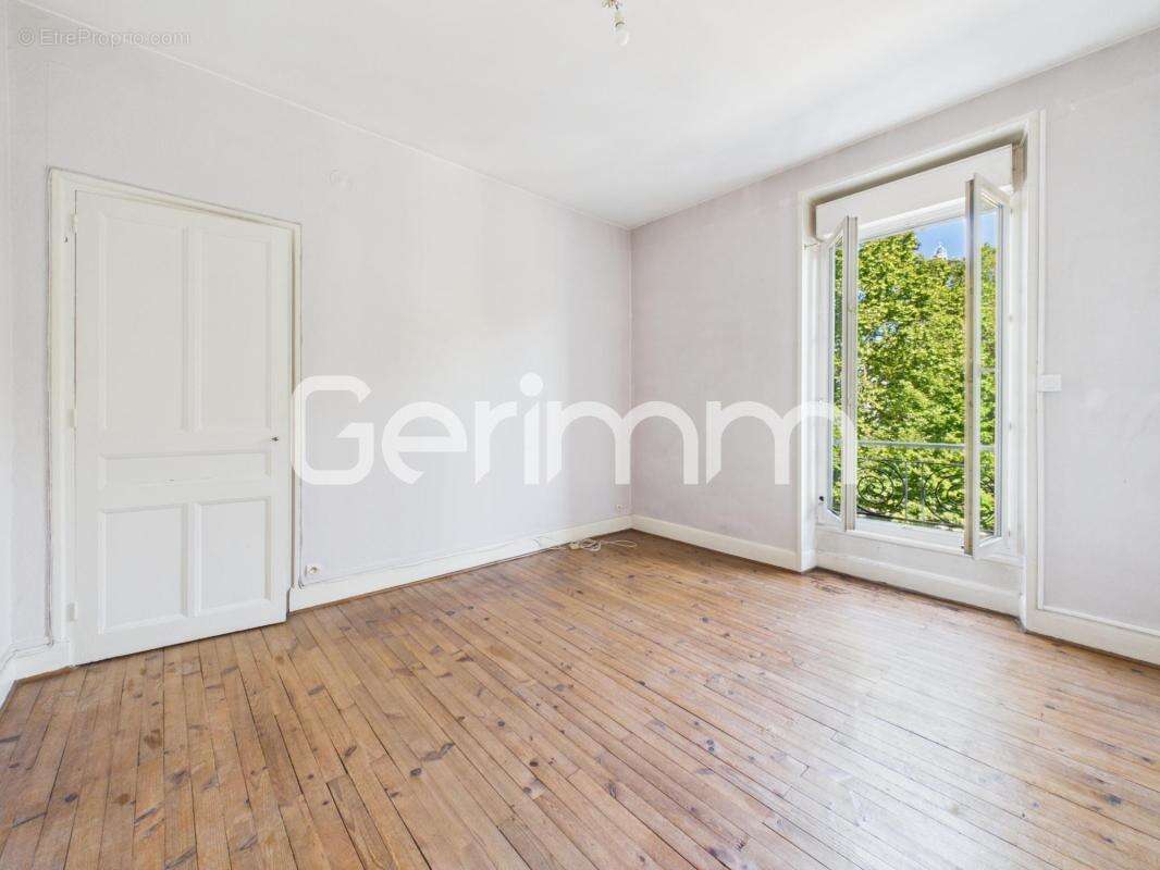 Vente - Appartement - 3 pièces + cuisine - 70 m² - 185 000 € - - photo 9