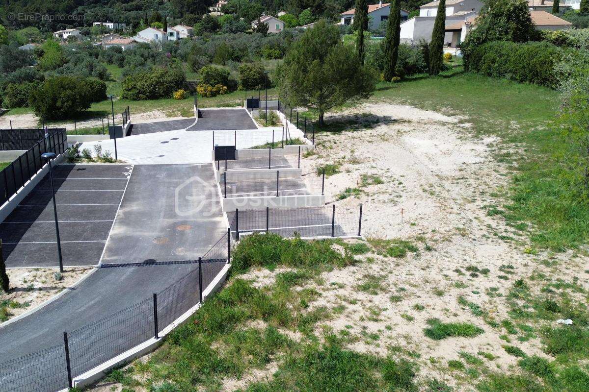 A vendre terrain constructible et viabilisé de 500 m2  , au pied du Luberon , très au calme , sur Mérindol - photo 3