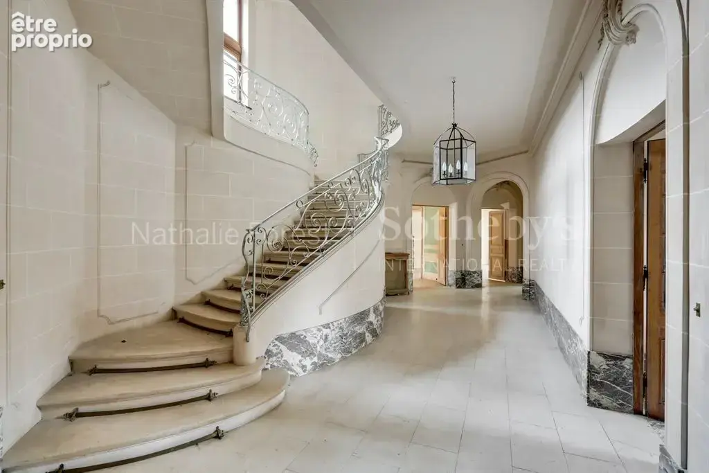 Limite Mouvaux , rare Hôtel particulier à rénover cadastré sur 2337  m2 de terrain . - photo 3