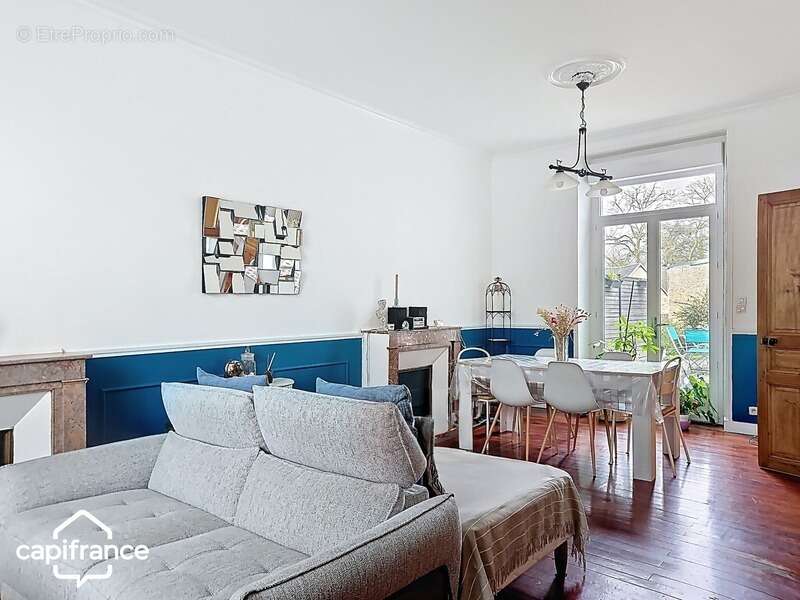 THOUARS  Place Lavault  Maison de 120 m2 4 chambres - photo 2