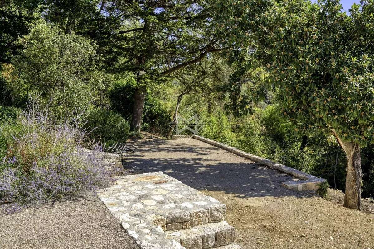 Contemporaine à pied du village - photo 11
