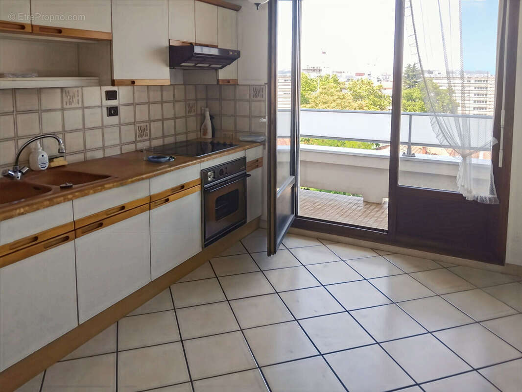 Appartement à LYON-8E