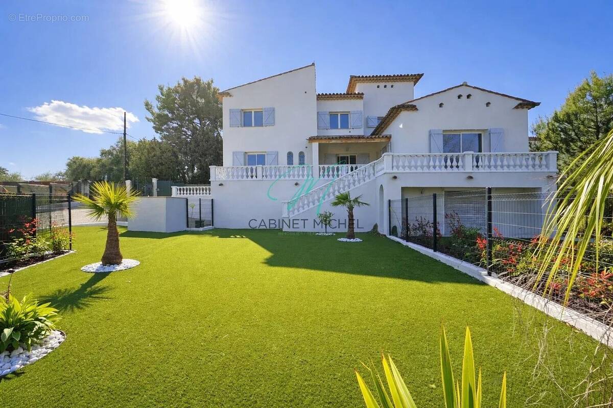 Appartement à LA ROQUETTE-SUR-SIAGNE