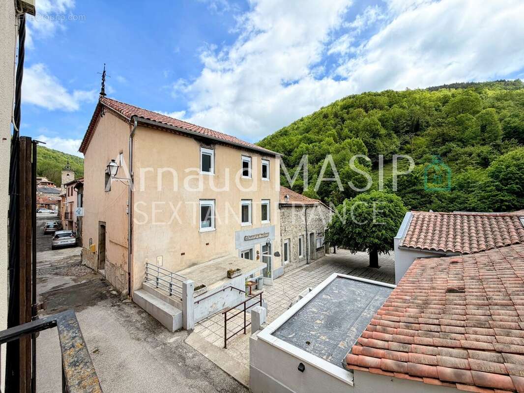 Coquette maison de village renovee avec garage et balconet dans village prise - photo 15