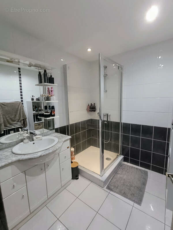 Appartement à SAINT-VICTOR-MALESCOURS