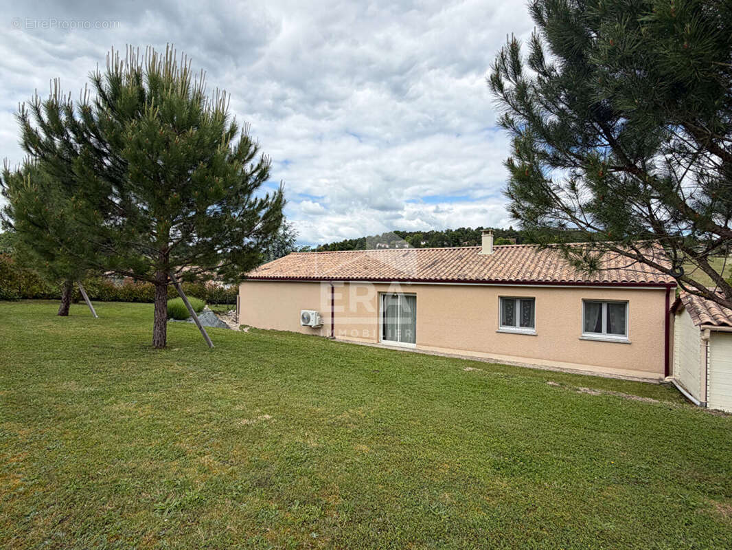 Maison à LEGUILLAC-DE-L'AUCHE