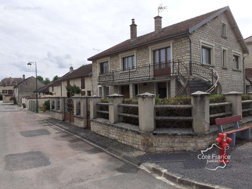 Maison 4 pièces avec dépendances dans village calme - photo 2