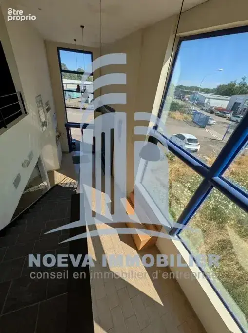 Batiment d'activites independant avec showroom, bureaux aménagés et entrepôt pour un ensemble d’environ 1 360 m² sur un terrain  - photo 2