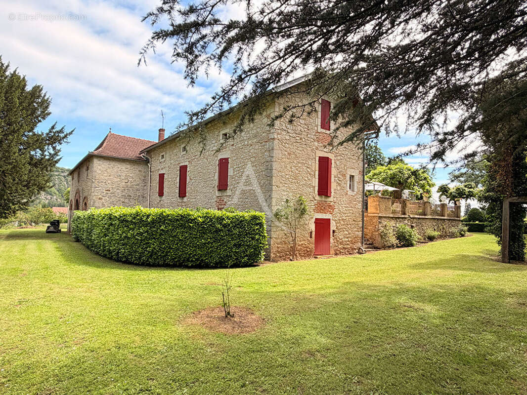 Maison  en pierre de194 m2 et granges - photo 3