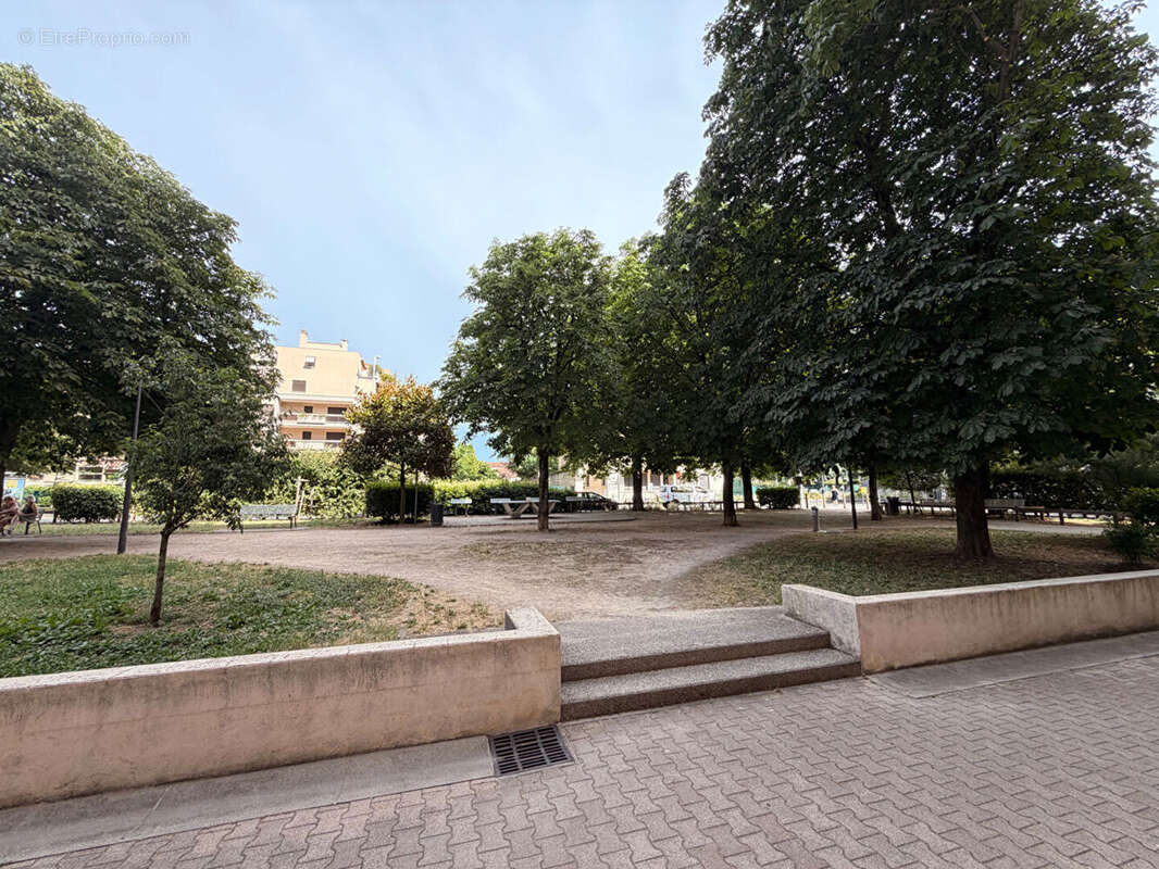 Commerce à LYON-3E