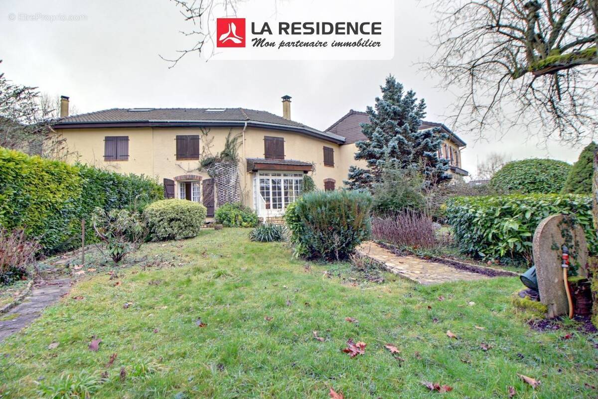 Maison à LES CLAYES-SOUS-BOIS