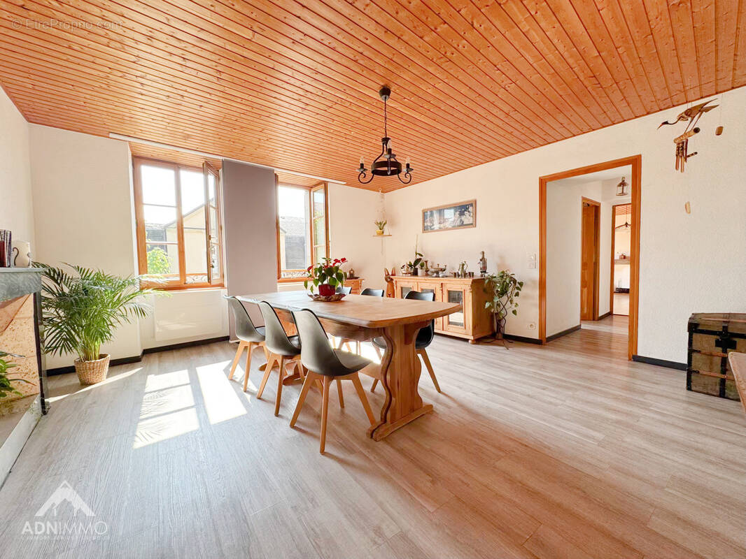 Appartement à COLLONGES