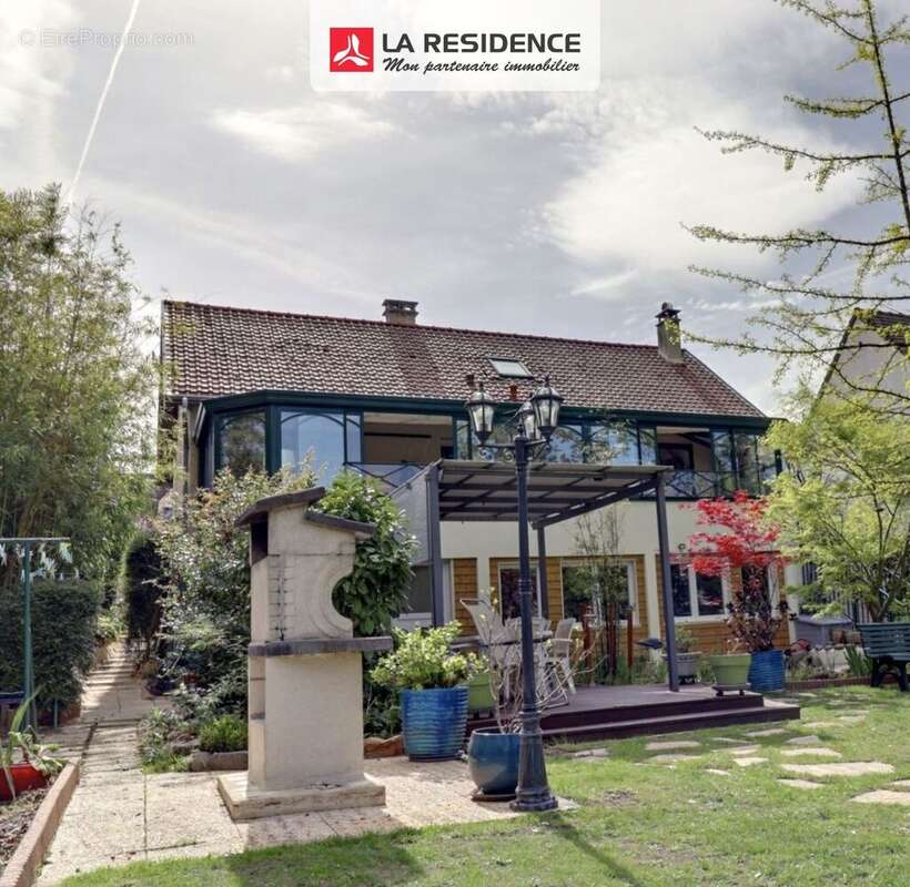Maison à LA QUEUE-LES-YVELINES