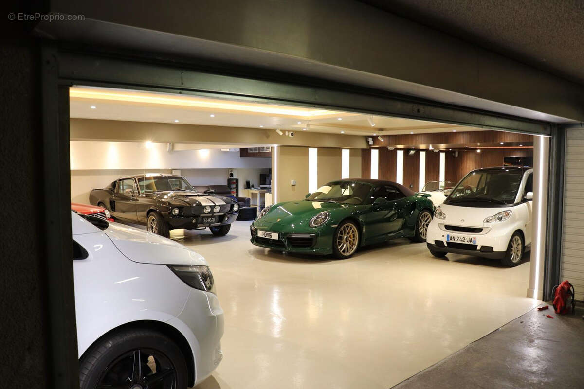 Parking à PARIS-8E
