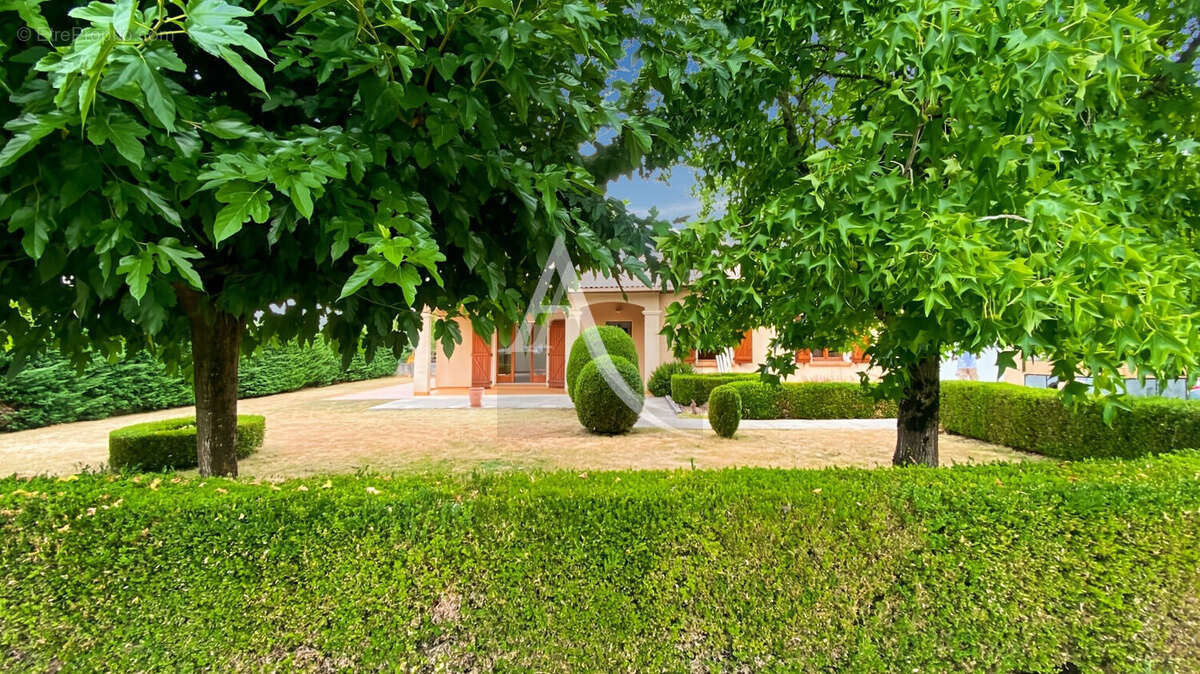 Maison de plain-pied avec jardin paysagé et dépendance à Saint-Vite - photo 3