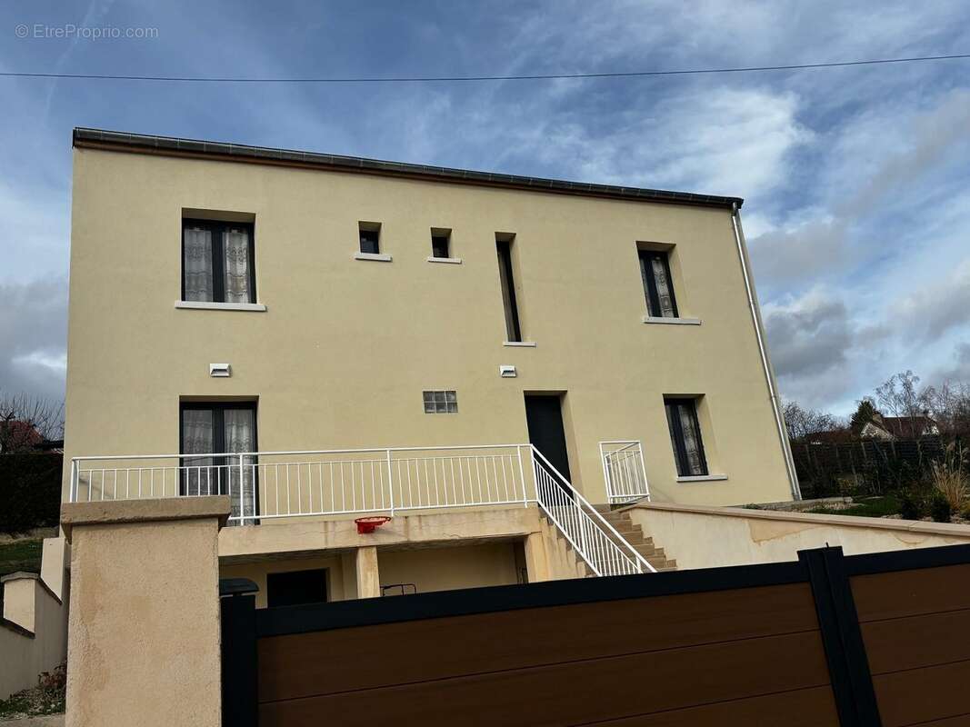 Maison à JUZIERS
