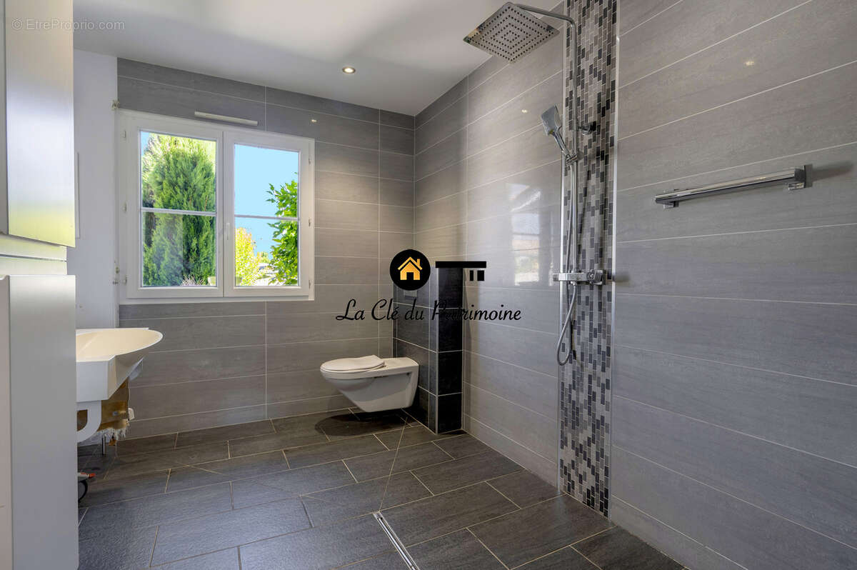 Maison de plain pied 4 pieces - 118 m2 -  piscine -garage- terrain de 857 m2 - st andre de cubzac - photo 21