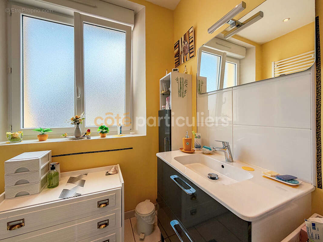Appartement entièrement rénovée avec 3 chambres et garage - photo 12