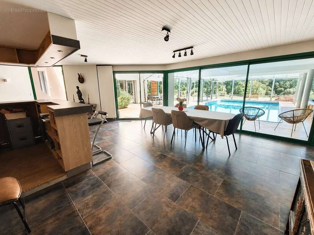 Maison d’Architecte avec Piscine Intérieure et Parc Privé de 6 Hectares - photo 3