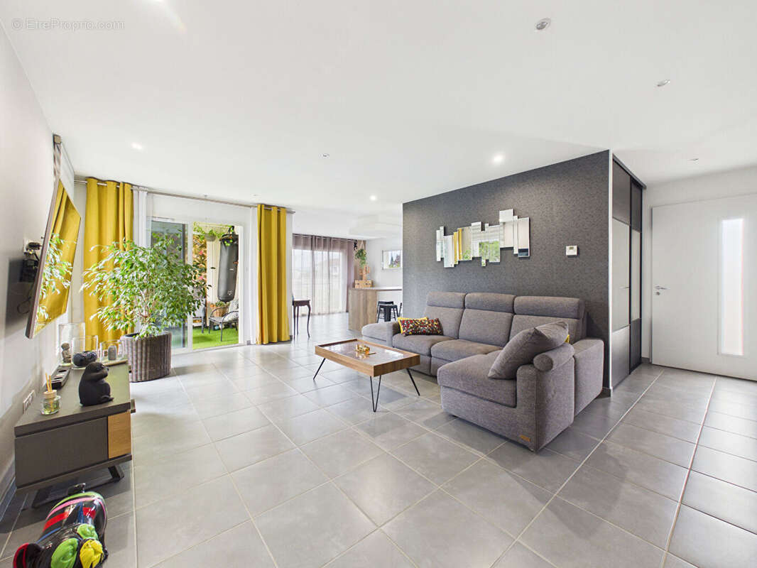 Maison récente plain pied de 106 m2 avec piscine et garage - photo 8