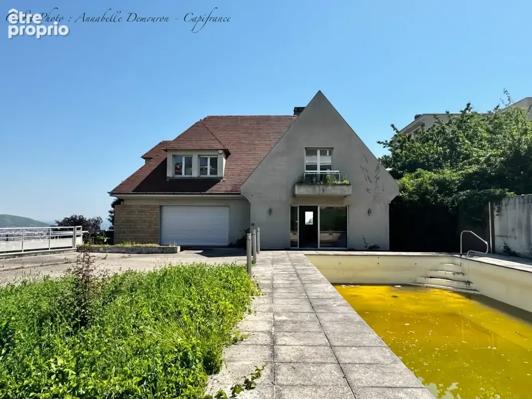 ROYAT - Grande maison familiale à rénover avec vue panoramique, terrain rare, piscine - photo 4